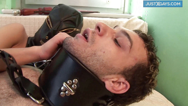 Just X Gays fetish: Pria yang lebih tua mengikat seorang pemuda gay untuk bermain...