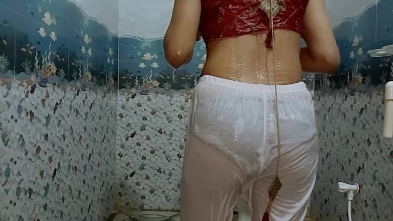 Ankurpriya000: インドの継母が白いレギスで入浴すると気分が良くなる
