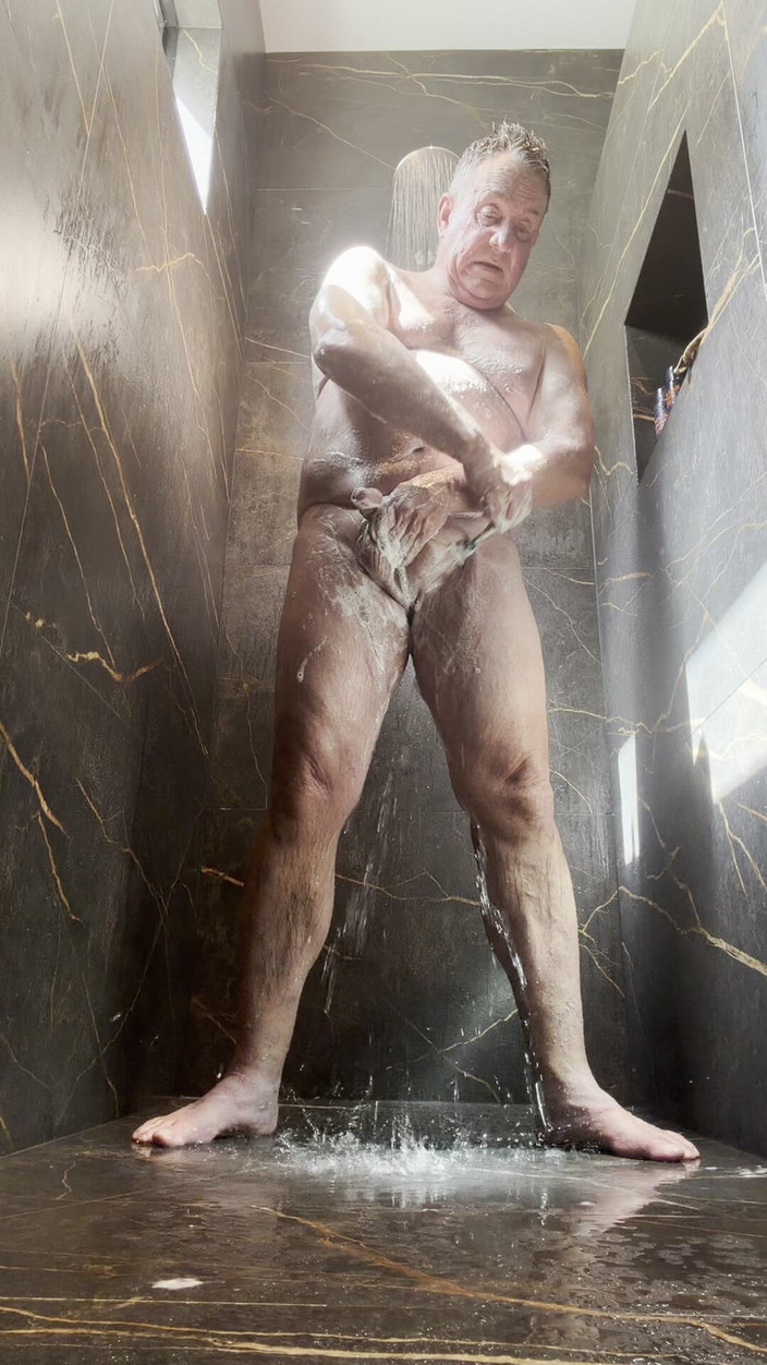 GottaLuvBB: Zobacz, jak bierzemy prysznic i golię się