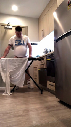 uktattooedchub74: シャツにアイロンをかけると、ラグビーのお尻が露出しています。