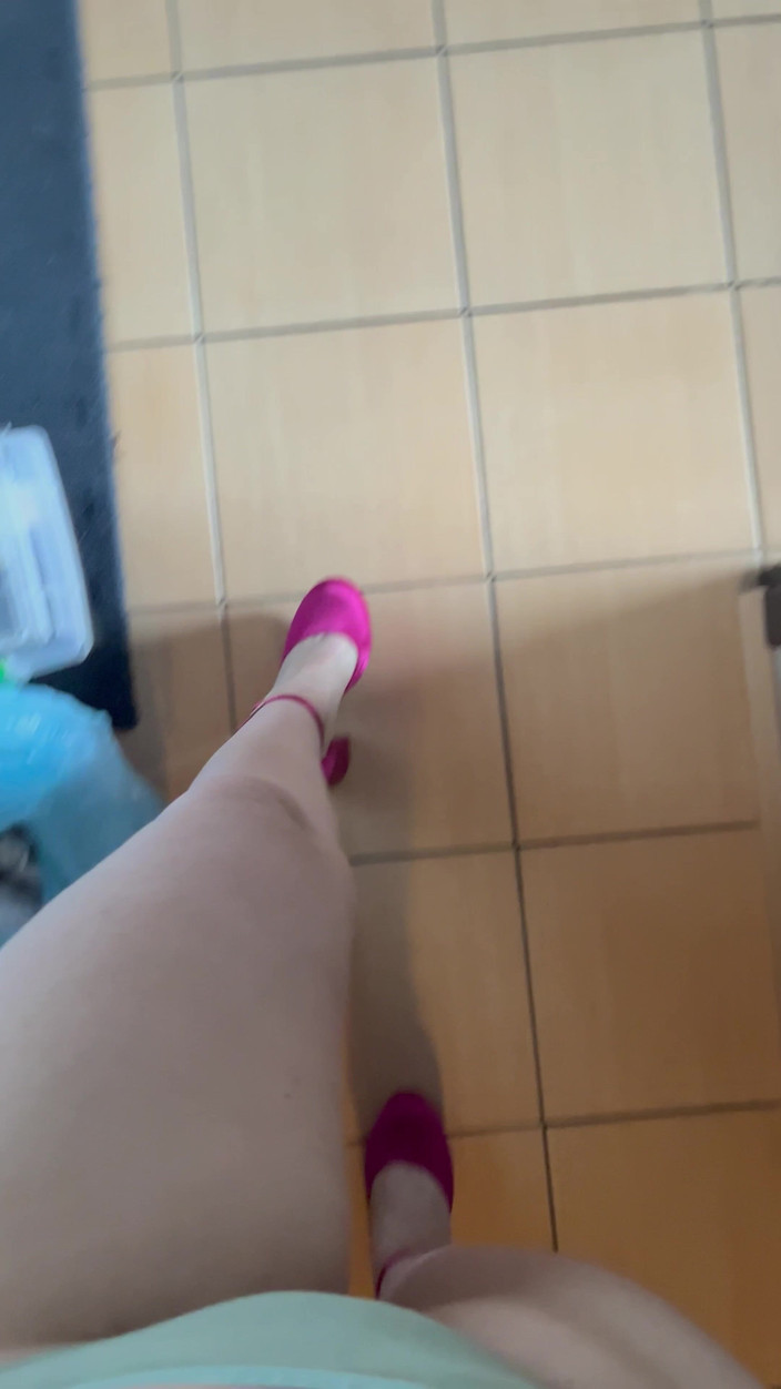 Feet: Yüksek topuklu ayakkabılarla yürüme sesleri