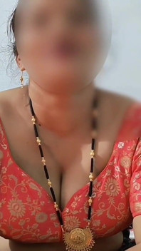 Adik tiri India yang panas panas berkahwin dengan buah dada susu memberikan handjob kepada abang tirinya yang belum berkahwin
