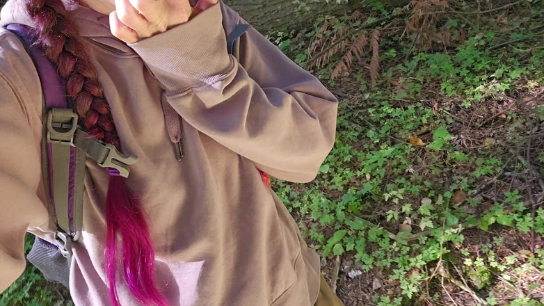 Nerdy_faery: ハイカーが丸太におしっこをする