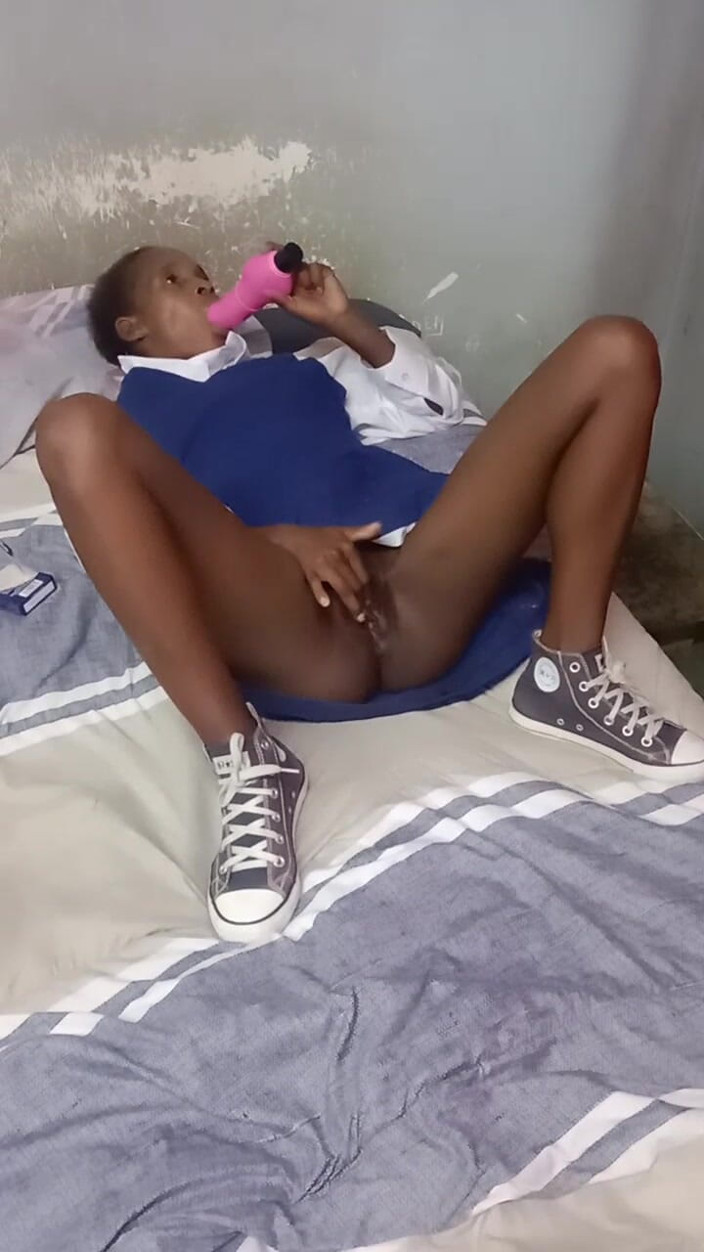 hothouse18xxx: Preta estudante puta brinca com buceta e chupa vibrador rosa