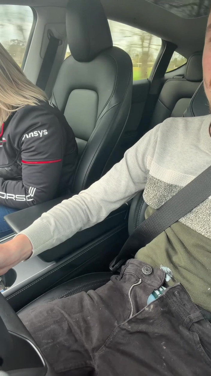 GIULIANA_OFFICIEL: Jestem beznadziejna, gdy prowadzę, mój chłopak wyprzedza ciężarówki, haha.