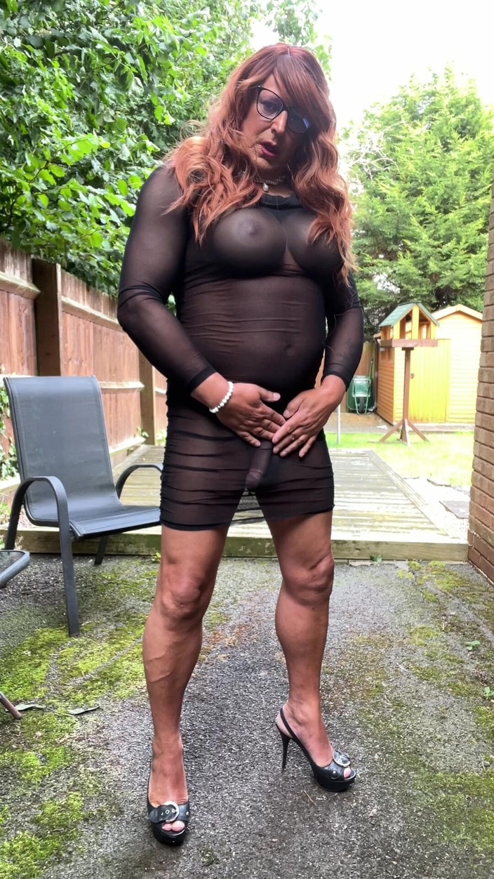 Kellycd2022: Sexig crossdresser Kellycd2022 i svart sexig se genom klänning och...