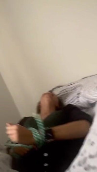 그녀는 나를 묶은 다음 오르가즘을 느끼기 위해 나를 얼굴에 앉혔습니다