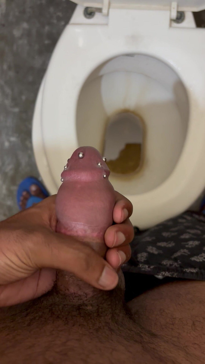 ISHNAV: Je peux pisser avec ma bite percée et jouir à la...