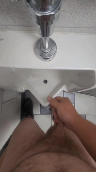 Très nue dans une salle de bain