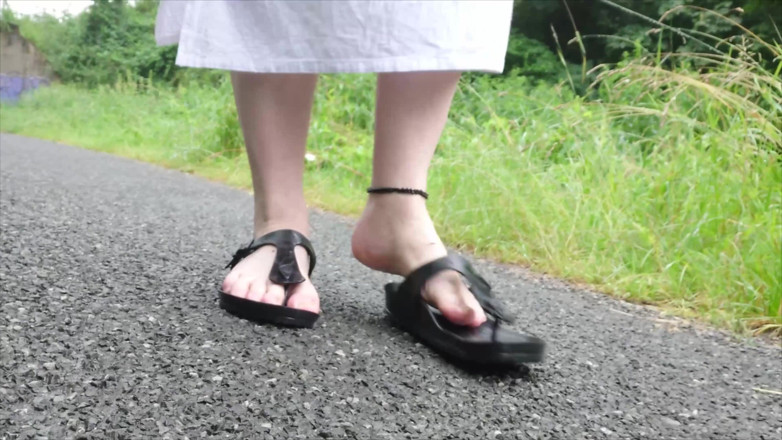 Footfetish: Birkenstock Mountain Pines Have Fun in the Rain Puddle