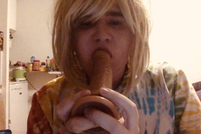 BifloXXX: Bifloxxx crossdresser lagi asik nyepong dan nyepong dildo