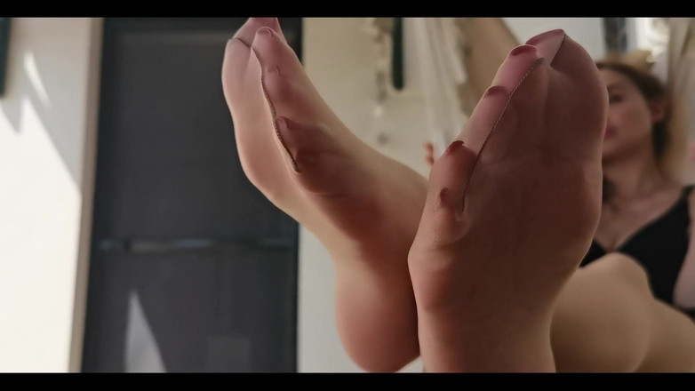 Goddess Lena: Pés de nylon provocando
