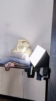 Sexy Latina Probiert Und Schneidet Kleidung an.