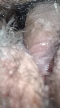 Nahaufnahme der molligen muschi meiner molligen ehefrau, während ich meinen schwanz in sie stecke
