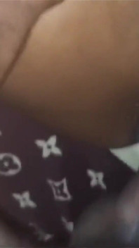 義父の部屋で、ジュースで濡れたままの膣を抱いてほしいと頼んだバナナの女の子
