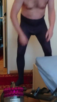 Vakuumreinigung in blauer feiner strumpfhose