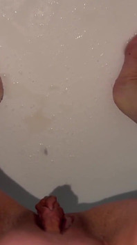 在浴缸里撒尿 第一人称视角