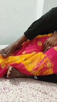 Schöne desi indische bhabhi von ihrem schwager gefickt und mit Hindi Audio auf den mund gespritzt
