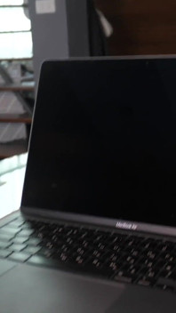Kouření pod stolem během pracovního hovoru / virtuální sex