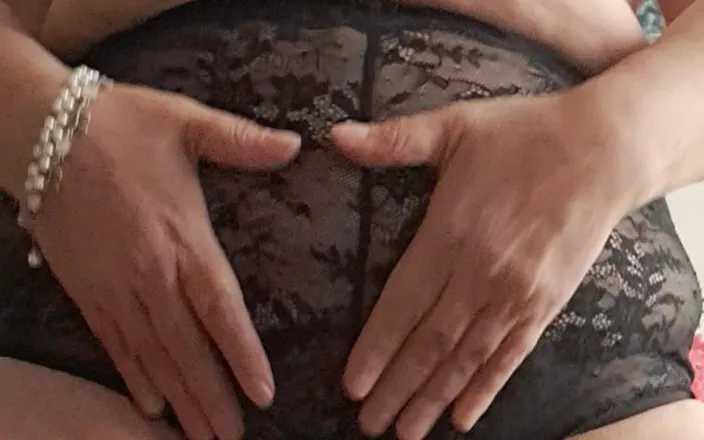Mommy big hairy pussy: Mature MILF in Big Lace Panties