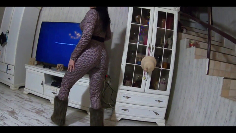 MilfyCalla: Macacão apertado, botas peludas e garganta profunda bagunçada com um...