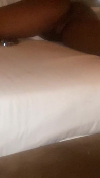 Ateşli vücutlu çok ıslak amcıklı zenci genç kız sikilirken inliyor