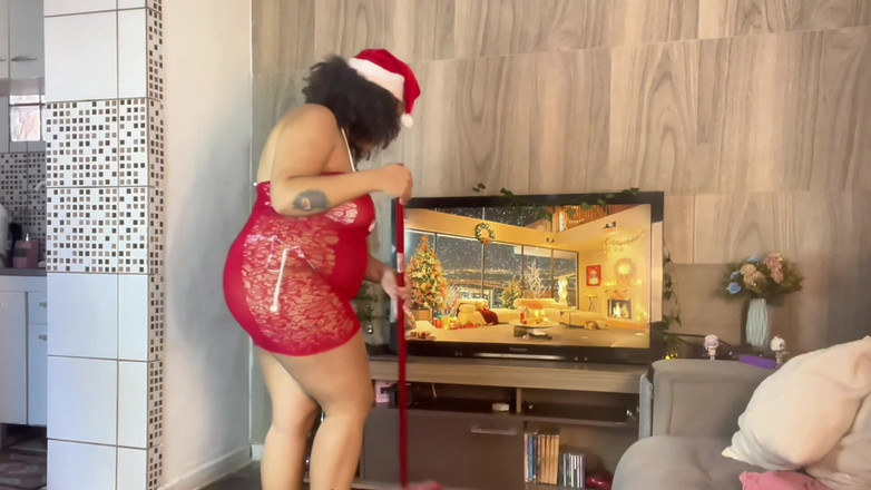 Cutiepiie Chubby: Cewek semok lagi bersih-bersih di hari natal dengan gaun transparan...