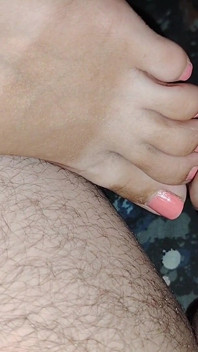 나는 의붓여동생의 다리를 조금 만졌고, 그녀는 못 본 척했다