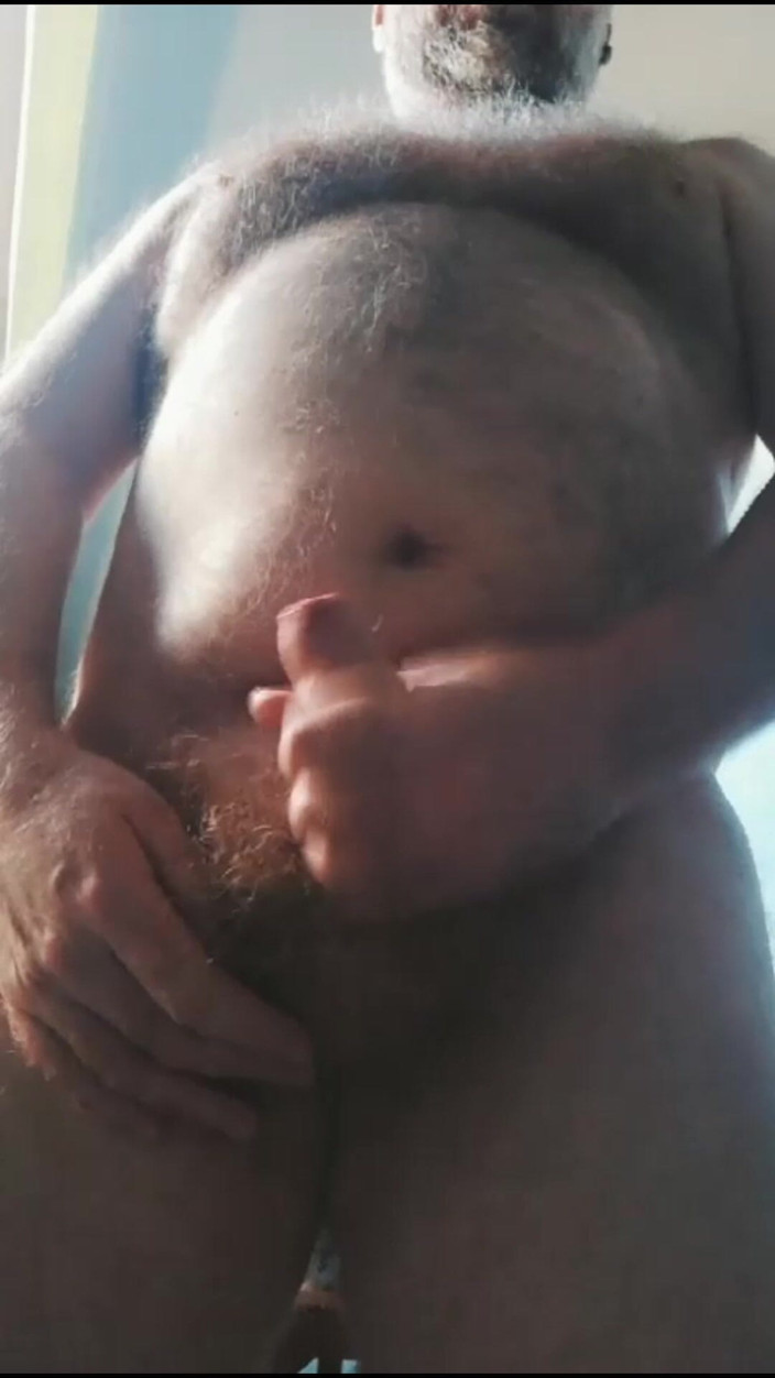 The UK Hairy Bear: Beruang tiri British berbulu besar melancap dengan pancutan mani