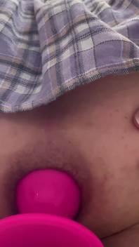 Femboy își deschide gaura cu un dop roz masiv.