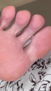 POV noha zaměřená na paroháč: sát mé dlouhé prsty, zatímco jsem ošukána