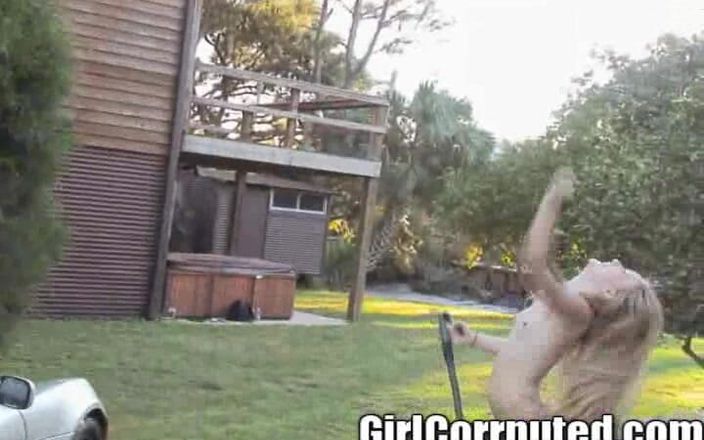 Girl Corrupted: 3 섹시 작은 젖탱이 세차 로터스 여성!