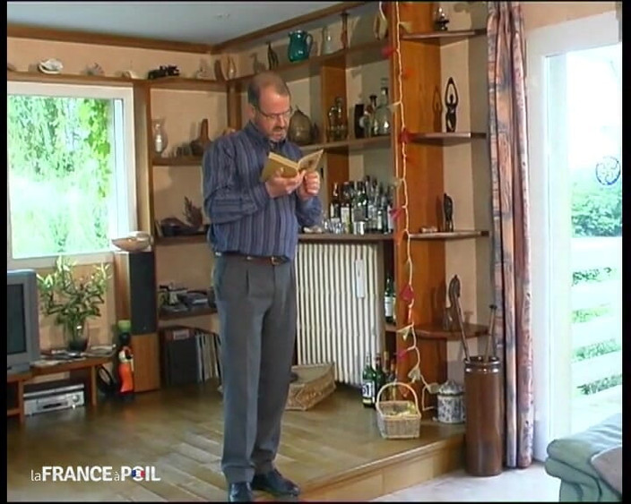 French Family Secrets: O roșcată drăguță în ținută de facultate futută de profesorul ei!