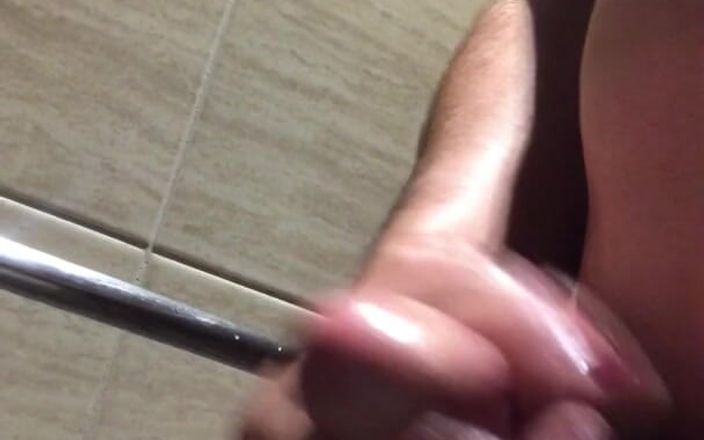 Sissy Paige: Wanking i duschen