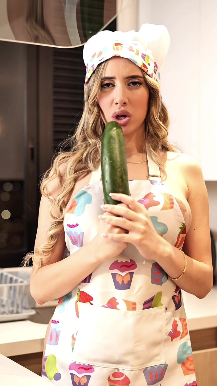 Ambar Prada: 호기심에 가득 찬 아름다운 하녀가 상사의 부엌에서 두꺼운 오이를 꽉 조인 자지에 쑤셔 넣는다