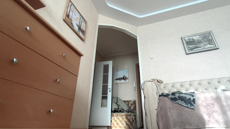 webcamboy98: Mladý chlapec tančí v červených kalhotách