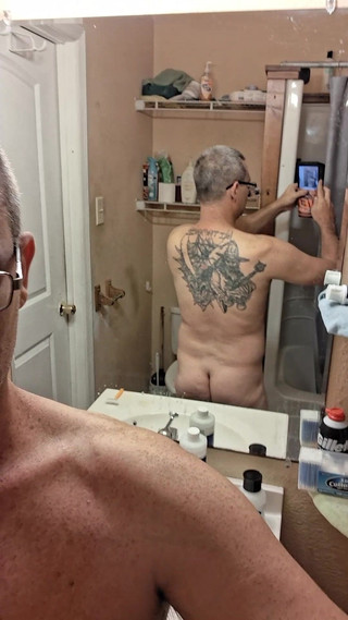 DubeSnackes: Dubesnackes, Pokazując czas i mydlenie i pocieranie jego seksowne ciało.