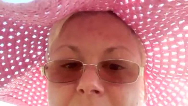Putarankahotmilf: Gioca in webcam, si spoglia e pipì in spiaggia