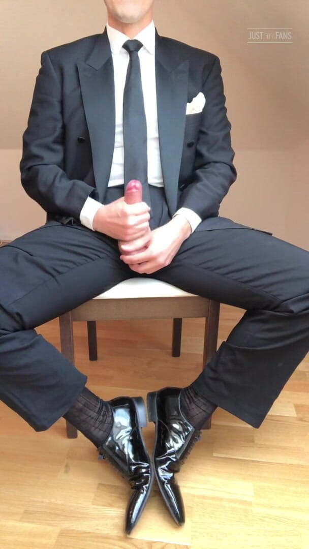 Master Shiny Shoes: Siyah takım elbiseli mastürbasyon