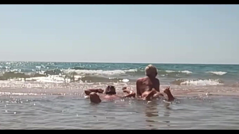 Crazyfamily 1970: Pływanie nago