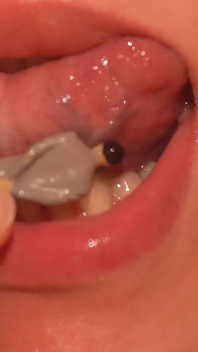 Un mari minuscule fait face à sa plus grosse crainte dans la bouche géante