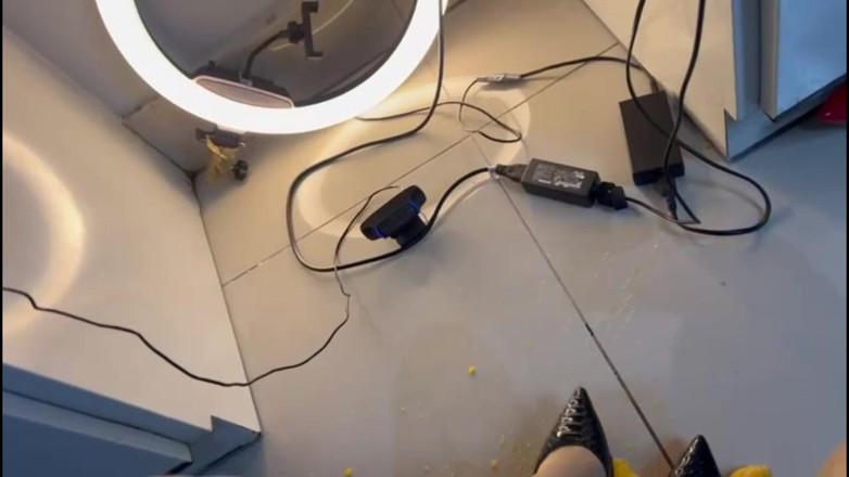 Maeling: Secretária do escritório esmagando bolas de laranja em salto alto