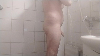 Uhri: ぽっちゃりゲイのシェービングペニスと睾丸