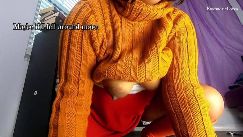 RosemarieLoves: Velma op zoek naar aanwijzingen pov onder dikke rok