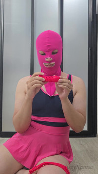 Sissy Kanisa rozbalí její novou hračku. Rose ústa dildo