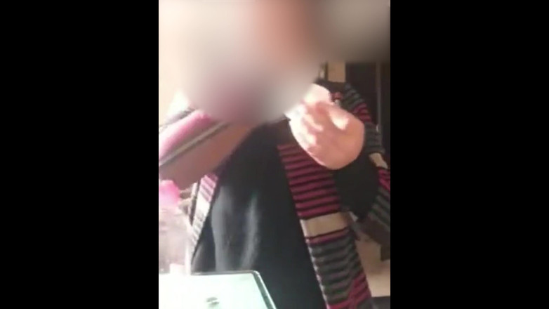 Parihema: Siya montre son cul et sa chatte poilue