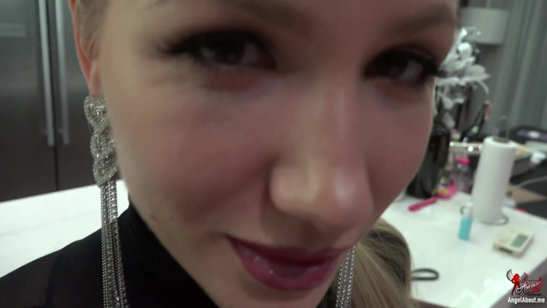 Angel The Dreamgirl: Fă-mi dezordine picioarele lucioase din nailon