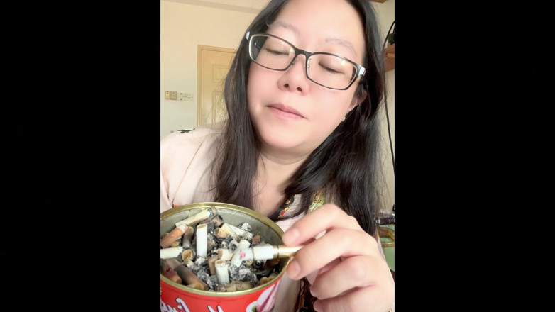 Smoking Asian: Palenie azjatyckiej milf układa moją wieżę papierosów + zaimprowizm striptiz