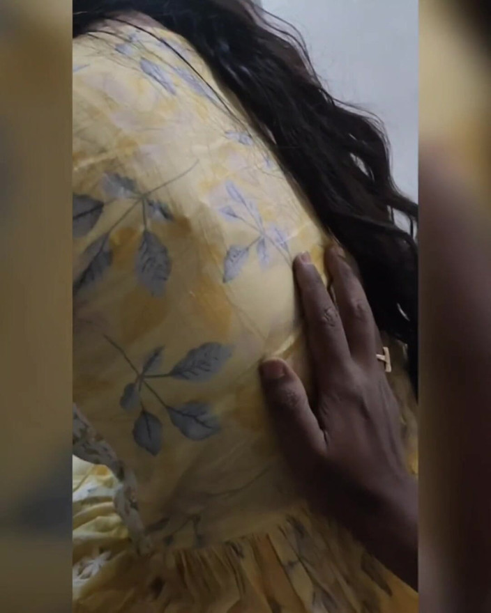 Trisha Hotness: Trisha juega con la polla mientras habla por teléfono