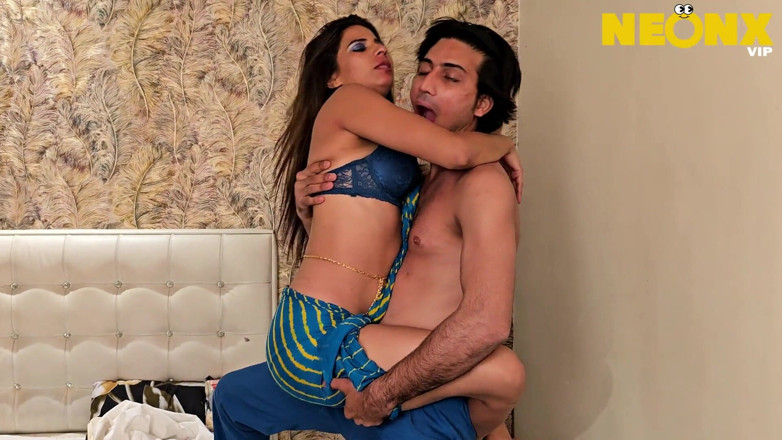 Indian Savita Bhabhi: Bhabhi India desi berpantat besar berkongkek dengan dever